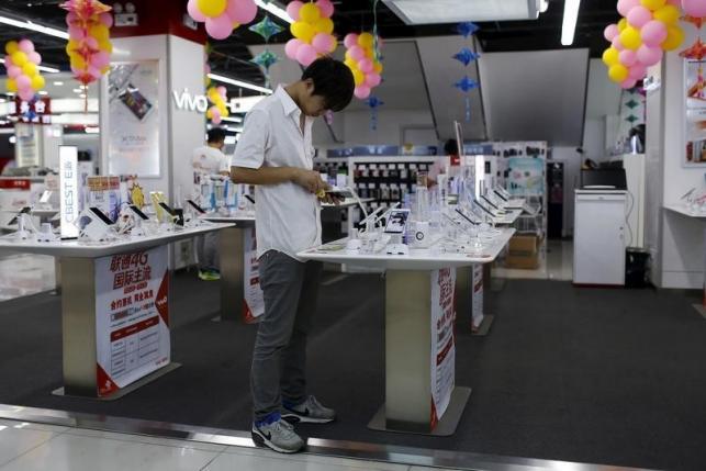 Smartphone sales fall in China 