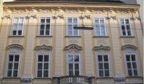 Housing in Austria guide 2026 – traditional Altbau apartment building facade in Vienna