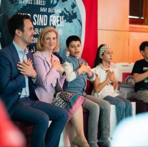 Austrian Foreign Minister Meinl-Reisinger and Education Minister Wiederkehr presenting a new children's rights book