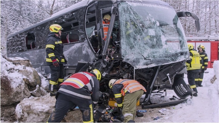 Minibus Accident Near Achau Injures 11